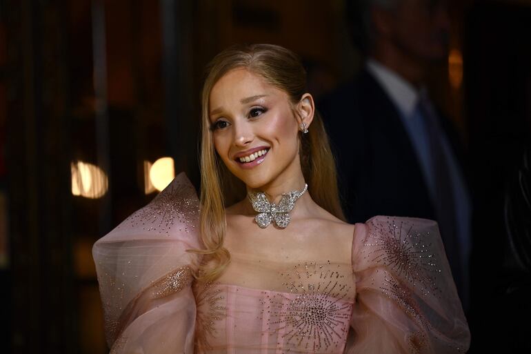 Ariana Grande llegó vestida de princesa al estreno de 'Wicked' en el State Theatre de Sydney, Australia.