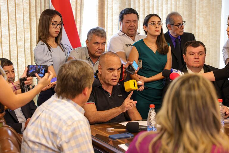 Basilio "Bachi" Núñez defendiendo la intención de destituir a Kattya González.