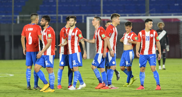 Los jugadores de la selección paraguaya al finalizar el partido contra Perú por la primera fecha delas Eliminatorias Sudamericanas al Mundial Qatar 2022 en el estadio Defensores del Chaco, en Asunción. 