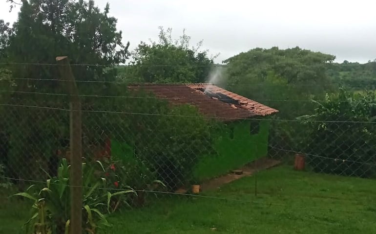 La vivienda incendiada en la compañía Tapé Guazú de Acahay.