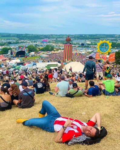 Ramin Navai y su Albirroja en el Glastonbury Festival, en Inglaterra.