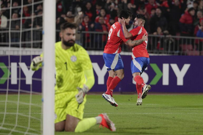  Víctor Dávila (c) de Chile celebra un gol con Mauricio Isla este martes, en un partido amistoso internacional entre las selecciones de Chile y Paraguay, en el estadio Nacional en Santiago (Chile). EFE/ Elvis González
