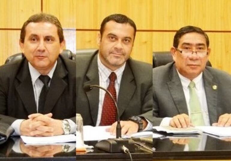 Hugo Ríos, Jorge Giménez y Gerardo Ruiz Díaz, miembros del tribunal de sentencia de Paraguarí.