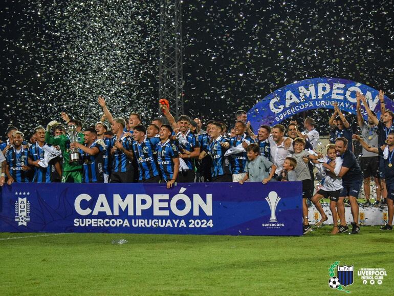 Los jugadores del Liverpool., con el paraguayo Miguel Samudio, celebran con el título de campeón de la Supercopa de Uruguay 2024.