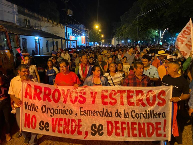 Pobladores de Arroyos y Esteros en una de las movilizaciones que realizaron frente a la Municipalidad.