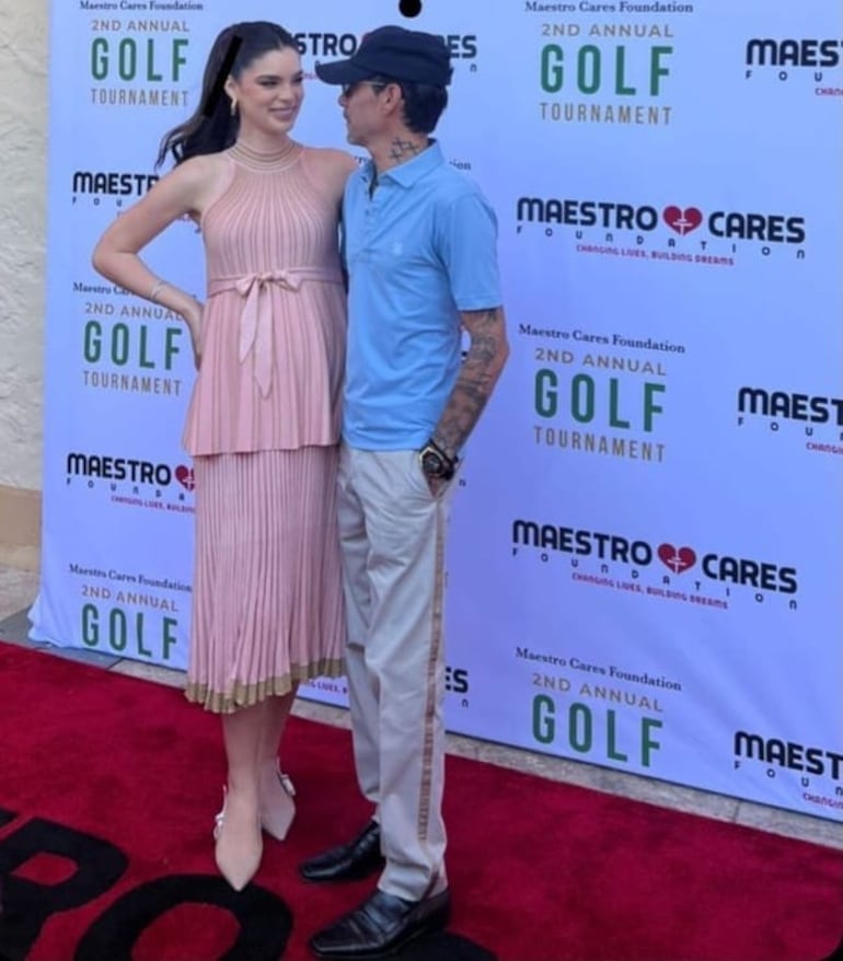 ¡Enamorados! Nadia Ferreira y Marc Anthony llegaron juntitos al torneo de golf de la Fundación Maestro Cares.