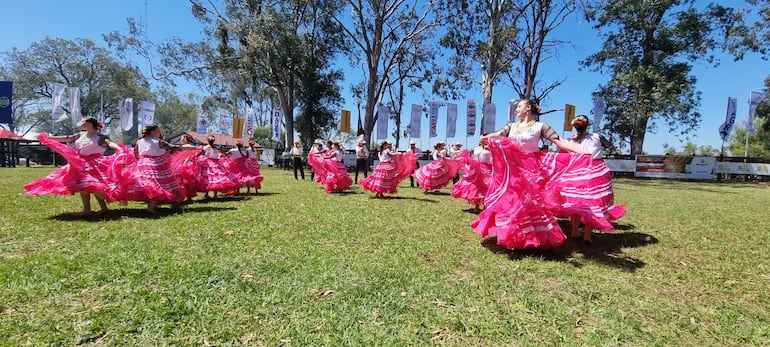 La danza paraguaya presente en la jornada inaugural de la Expo Misiones 2023.