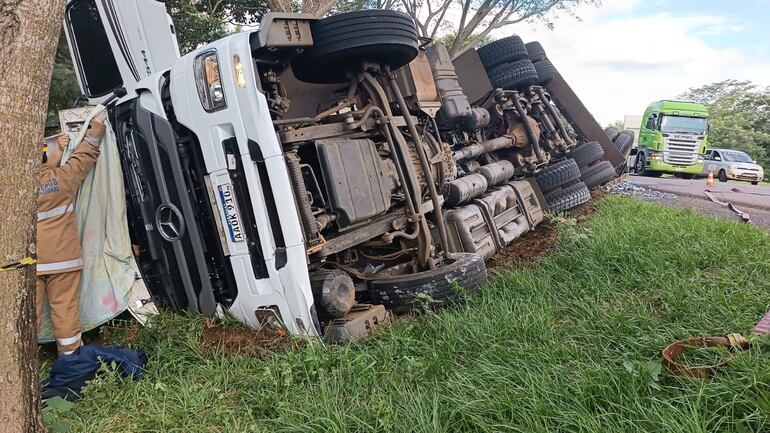 Camión que se volcó en Horqueta dejó una víctima fatal. (gentileza).