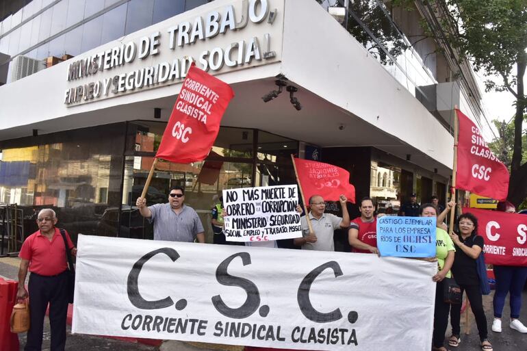 La Corriente Sindical Clasista (CSC) se manifestó hoy frente al Ministerio de Trabajo ante la fuga de amoníaco en la fábrica de Ochsi.