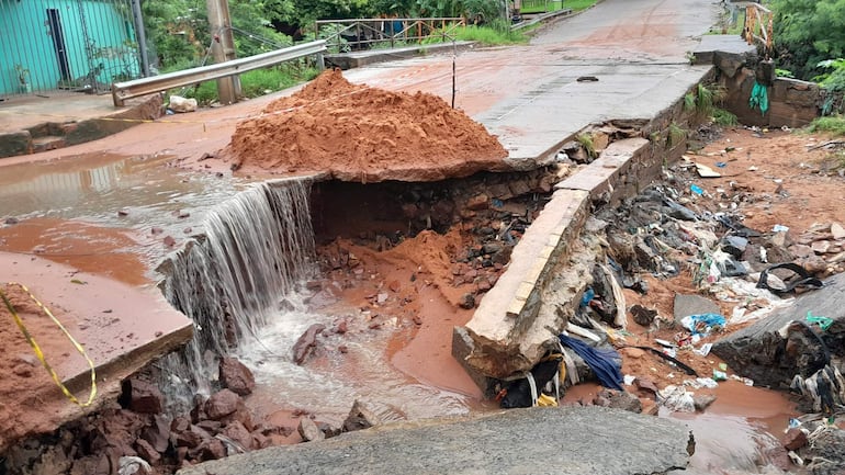 Se nota cómo la tierra va erosionando debajo de la capa de cemento, por lo que se clausuró el paso de vehículos por la zona.