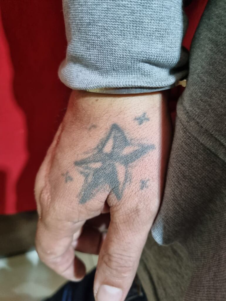 Este tatuaje de una rosa de los vientos entre los dedos pulgar e índice de una de las manos de José Gavilán González ayudó a que fuera reconocido.