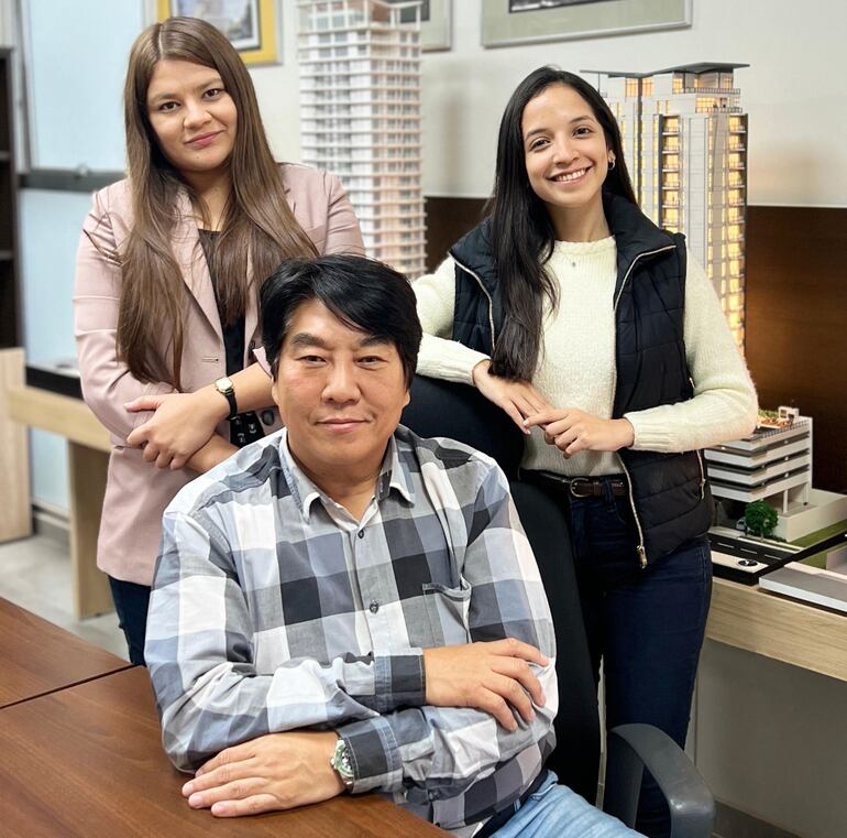 Las arquitectas Diana Yegros (i) y Marcia Ramírez junto a Marcos Hong integran el equipo de P&H URBAN DEVELOPMENT. La compañía se caracteriza por un alto perfil profesional, que se plasma en cada desarrollo.