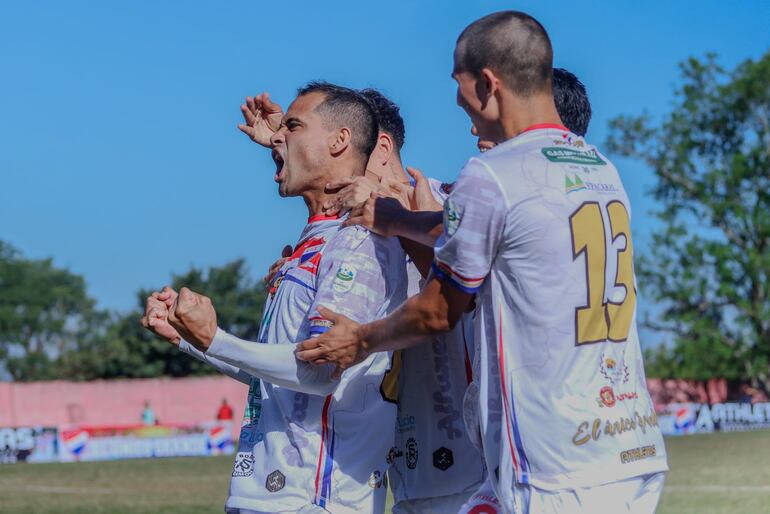 Grito de gol de Fernando López, autor del empate transitorio. (Foto: APF)