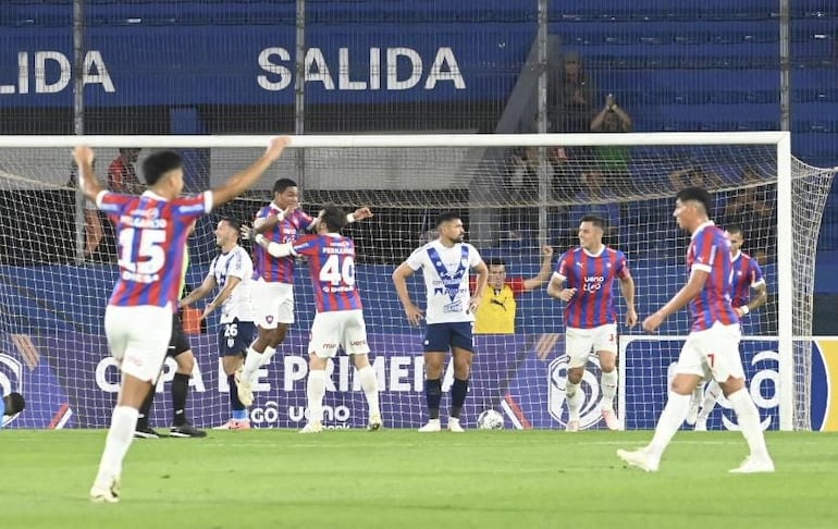 Los jugadores de Cerro Porteño festejan el tanto de Diego León en el partido frente a Sportivo Ameliano por la regularización de la primera fecha del torneo Clausura 2024 del fútbol paraguayo en el estadio La Nueva Olla, en Asunción.