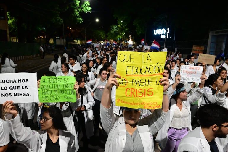 Universitarios realizaron una marcha nacional en las inmediaciones de Mburuvicha Róga, el martes, en rechazo de la ley Hambre Cero.