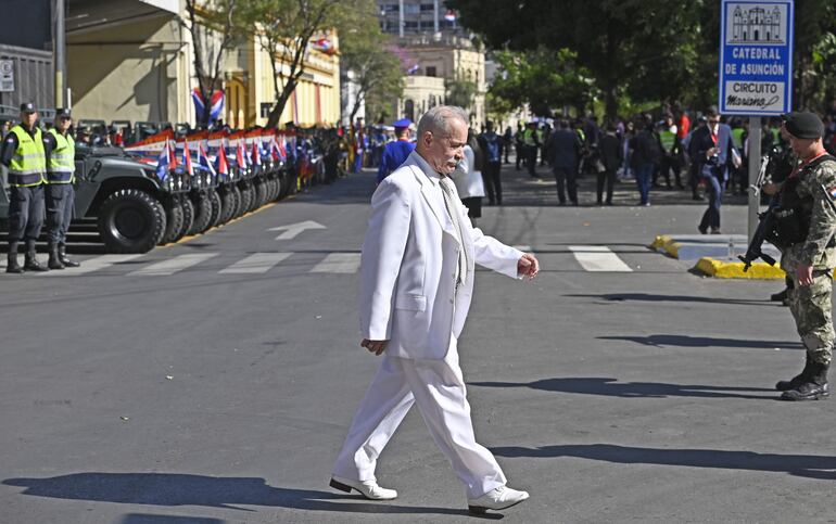 Otra persona de blanco y esta vez sí fuera del protocolo.