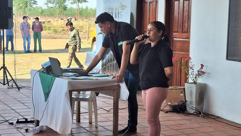 Lorena Gómez, trabajadora de Forestal Sylvis, pidió a las autoridades municipales el enripiado del camino de acceso a Corralito San Miguel.