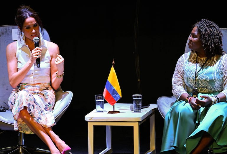 La actriz Meghan Markle se dirige a la audiencia junto a la vicepresidenta de Colombia, Francia Márquez, durante el foro "Mujeres afro y poder", en el Teatro Municipal de Cali, Colombia.
(Raúl ARBOLEDA / AFP)