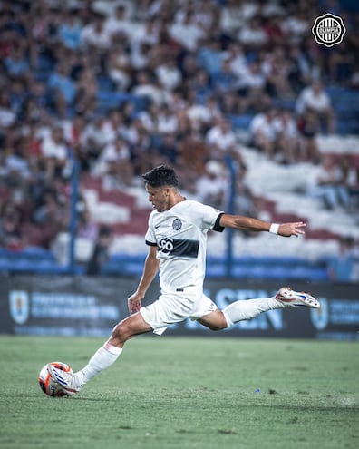 Alex Franco anotó un golazo para Olimpia ante Nacional