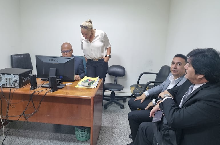 El procesado Pedro Acosta (segundo de la derecha) junto al Abg. Julio César Recalde Tellez, ante la jueza de Garantías Cynthia Lovera minutos antes de la suspensión de la audiencia.