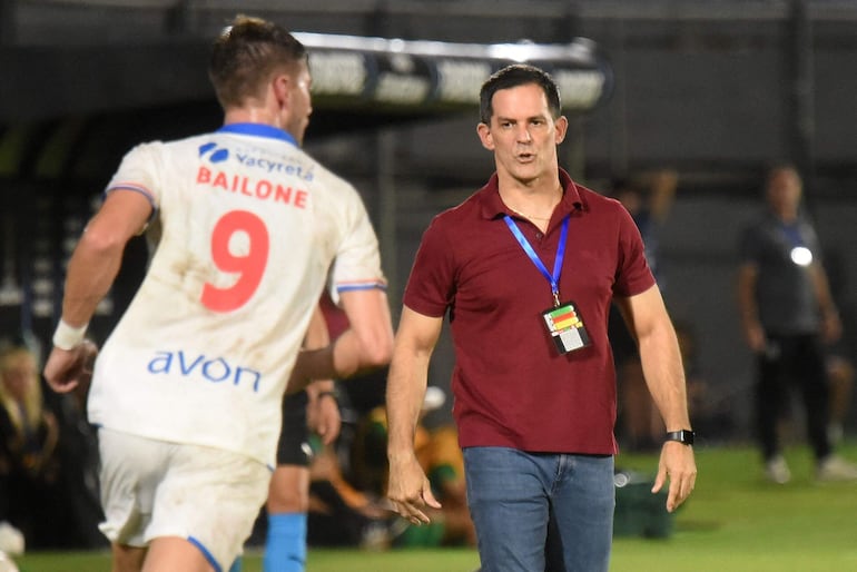 El argentino Víctor Bernay, entrenador de Nacional, en un partido de la Copa Sudamericana 2024 en el estadio Defensores del Chaco, en Asunción, Paraguay.