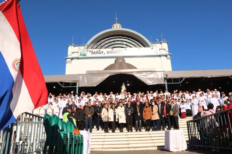 Integrantes del Clero Cordillerano en la Basílica de la Virgen de los Milagros de Caacupé tras la primera fiesta patronal del Clero Diocesano del tercer departamento.