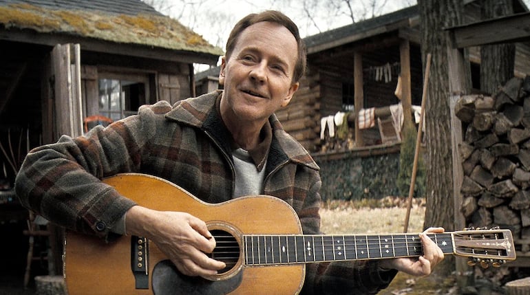 Edward Norton se luce en el papel de Pete Seeger