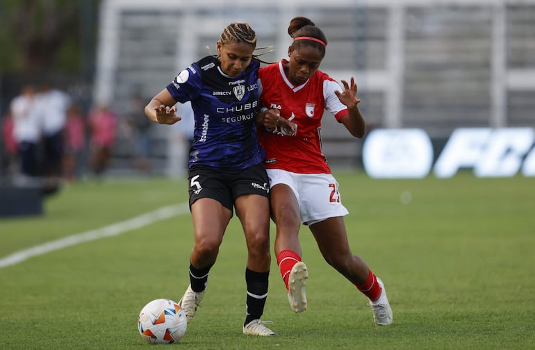 María Paula Córdoba (d) de Santa Fe disputa el balón con Mayerli Rodríguez de Independiente este miércoles, en un partido de la Copa Libertadores Femenina entre Santa Fe y Independiente del Valle (IDV) en el estadio de la Conmebol en Luque (Paraguay).