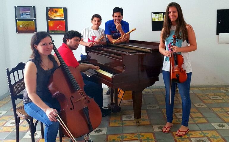 Estrictamente concentrada en su arte, la artista y estudiante de violín, considera muy bien vivido el tiempo de su infancia y adolescencia -entre el colegio y la música-.