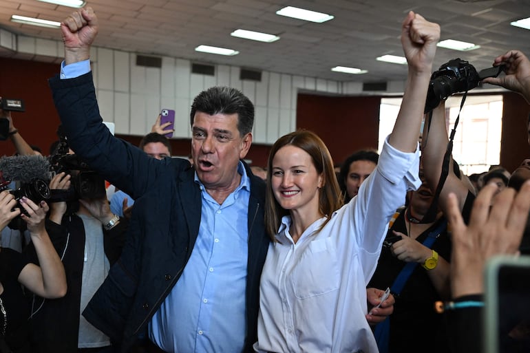 Efraín Alegre y Soledad Núñez durante la campaña electoral para las presidenciales de 2023. (Photo by Luis ROBAYO / AFP)