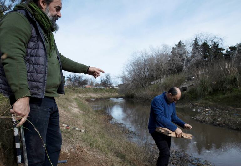 Mariano Del Papa y Martín de los Reyes en la zona próxima al río Reconquista donde se encontraron fósiles de un Gliptodonte .