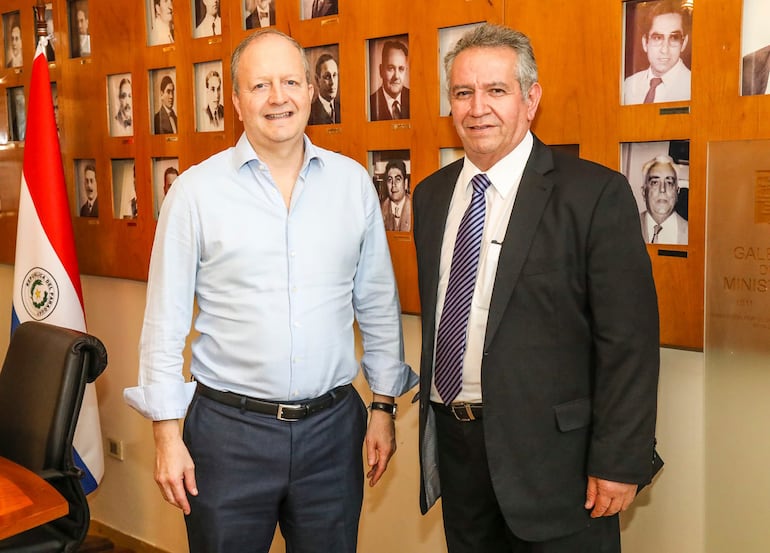 El ministro Carlos Fernández Valdovinos junto al nuevo presidente de la Caja Municipal, Venancio Díaz.