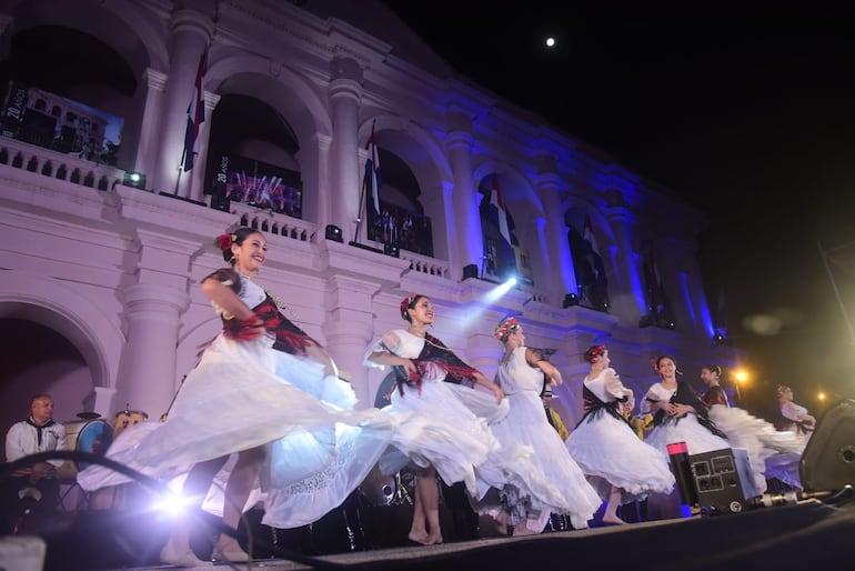 Música, danza y comidas típicas en el microcentro asunceno.