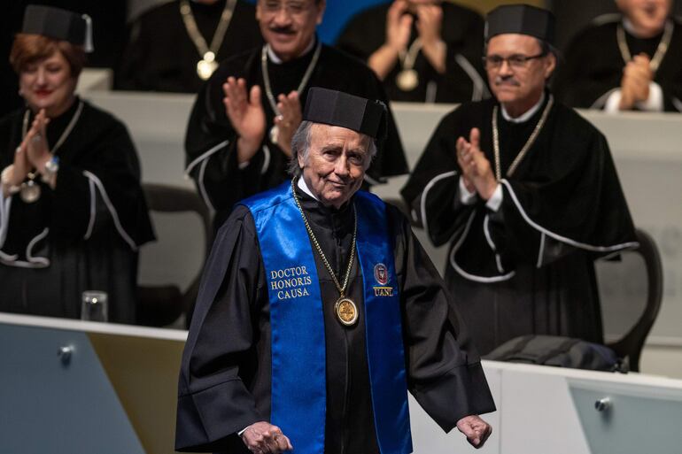 Joan Manuel Serrat, emocionado en el acto donde recibió un doctorado Honoris Causa de la Universidad Autónoma de Nuevo León, en Monterrey (México). (EFE/ Miguel Sierra)
