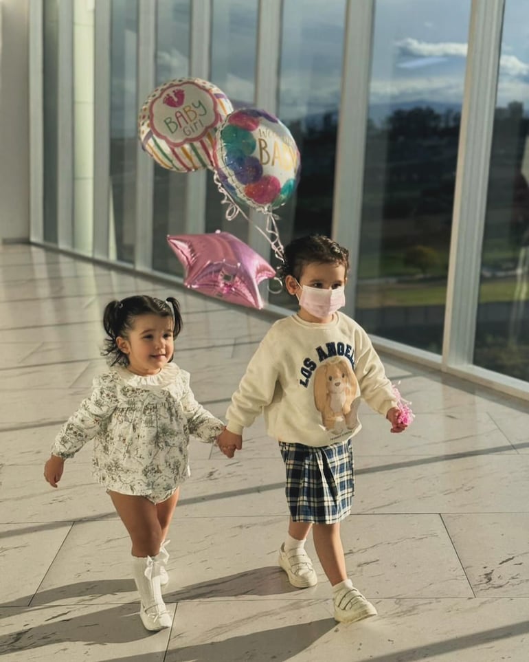 Las princesitas Mía y Cayetana, las nietas mayores de "El Potrillo". (Instagram/Alejandro Fernández)