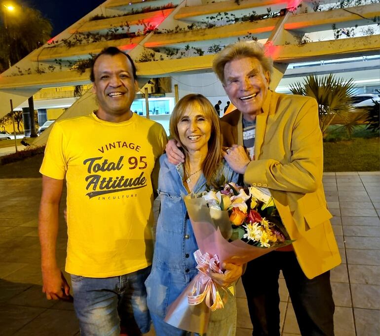 Los comediantes Gustavo Cabaña, Gladys Florimonte y el productor Juan Carlos Amoroso preparan el espectáculo "De lujo" en el Teatro Latino.