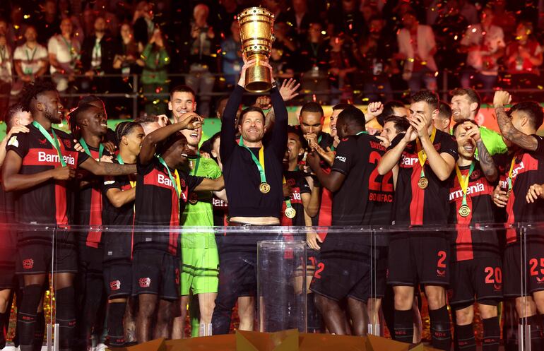 Xabi Alonso (42 años), conductor técnico del Leverkusen, con el trofeo conquistado por su equipo.