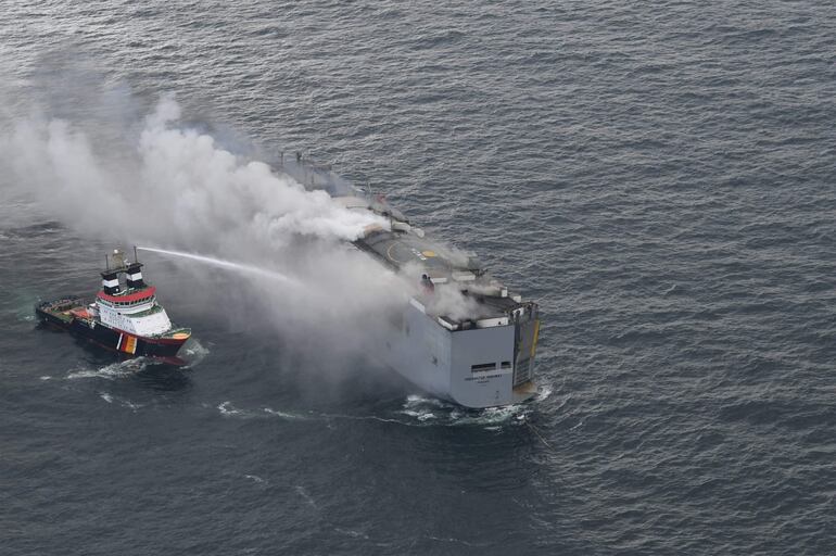 El buque de carga Fremantle Highway, en las costas de Ameland.   (AFP/Guardia Costera de Países Bajos)