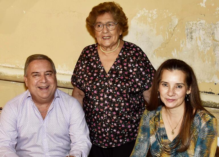 Robert Singer, Teresita Báez y Karina Fretes.