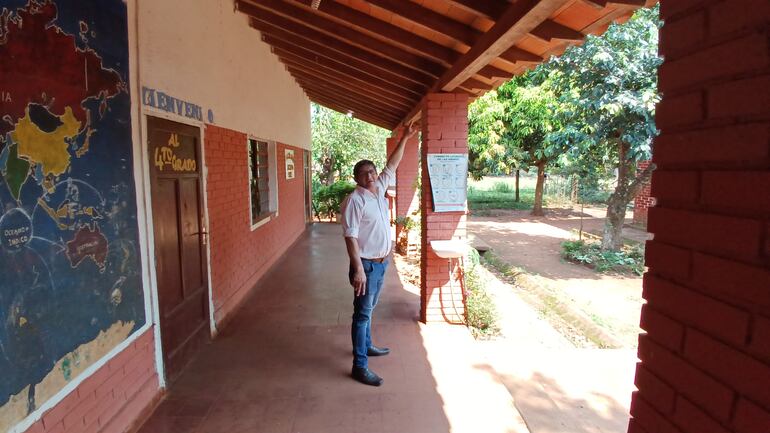 El profesor Éver Denis mostrando la viga principal inclinada de la escuela y colegio San Agustín.