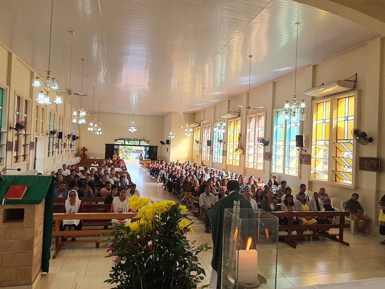 La feligresía participa de las actividades religiosas de la parroquia.