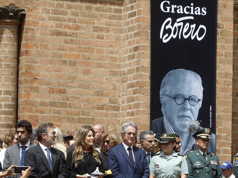 Juan Carlos Botero (2i), Lina Botero (c) y Fernando Botero (4-d), hijos del maestro Fernando Botero, asisten a la misa y distintos homenajes de cuerpo presente de su padre.
