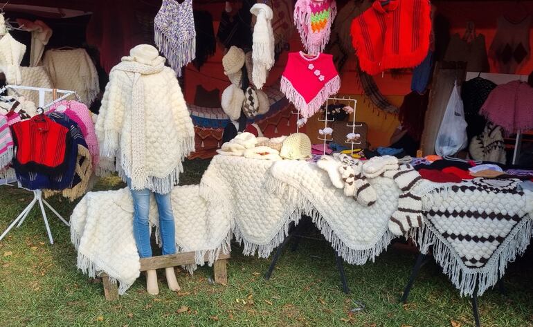 Prendas de lana exhibidas en uno de los stands de la feria   que se  desarrolla en la plaza San Miguel Arcángel.