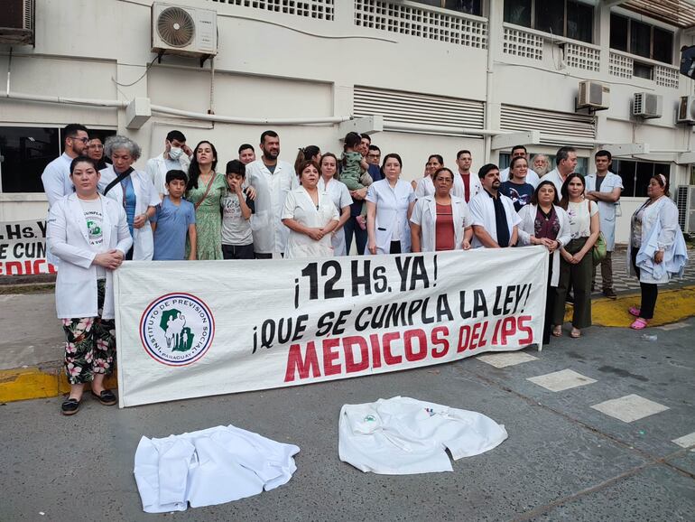 Médicos del IPS se manifestaron en el Hospital Central para exigir trabajar 12 horas.