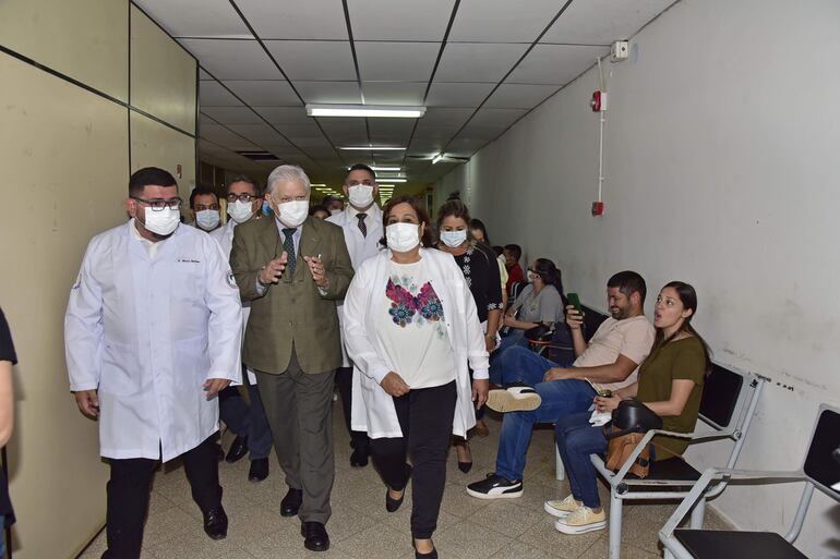 Esperanza Martínez durante su recorrido por el Hospital Central del IPS. Archivo.