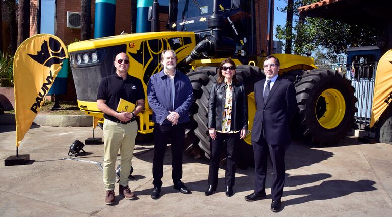 Fernando Barquin, Rainer Bendlin, Liz Ramírez y Fernando Casaccia, durante la presentación de AgroPartner como representante de la marca de tractores Pauny.