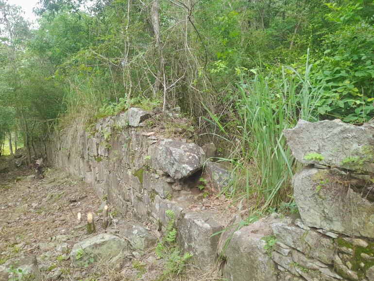 Algunas de las enormes piedras se desprendieron de la muralla que sigue en pie.