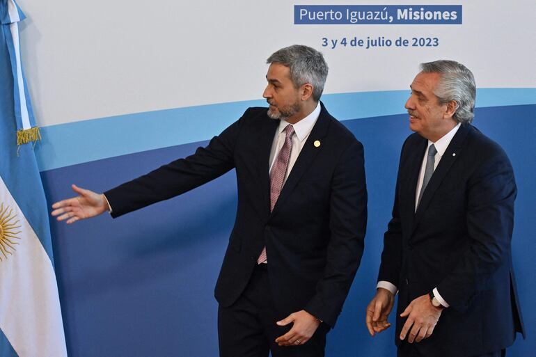 El presidente de Argentina, Alberto Ferández (derecha) invitó a comer a sus padres en el marco de la cumbre del Mercosur celebrada en  Puerto Iguazú , Argentina. Aquí con el presidente Mario Abdo Benítez.