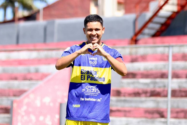 Víctor Ortellado celebra uno de sus dos tantos, en el triunfo de Sport Colonial sobre Fulgencio Yegros. (Foto: APF)