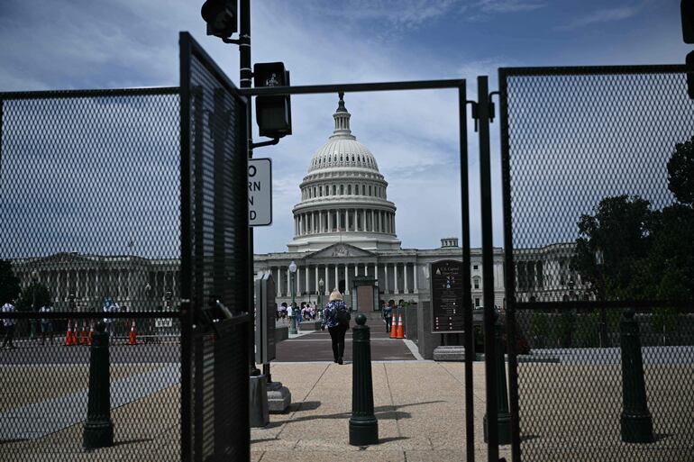 Cerca del Capitolio de los Estados Unidos en Washington, DC, el 23 de julio de 2024, se levanta una valla de seguridad, un día antes de un discurso del primer ministro israelí, Benjamin Netanyahu, en una sesión conjunta del Congreso de los Estados Unidos.